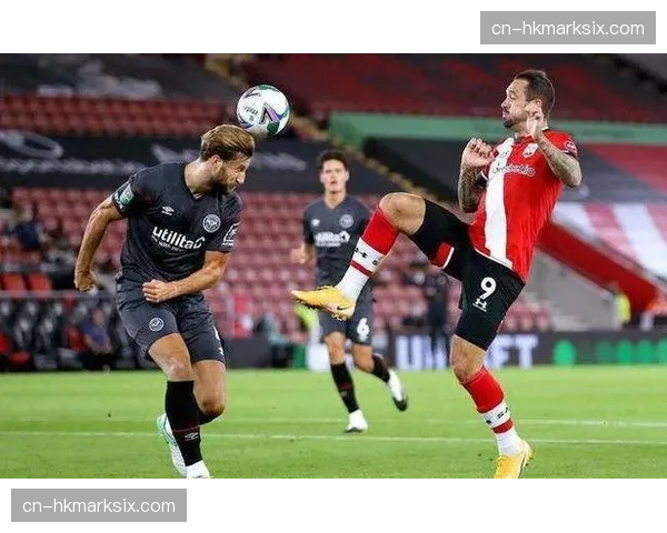 场内瞬间:卢顿vs水晶宫比赛因球迷医疗紧急情况中断,双方球员协助救援。 场内瞬间:卢顿vs水晶宫比赛因球迷医疗紧急情况中断,双方球员协助救援。