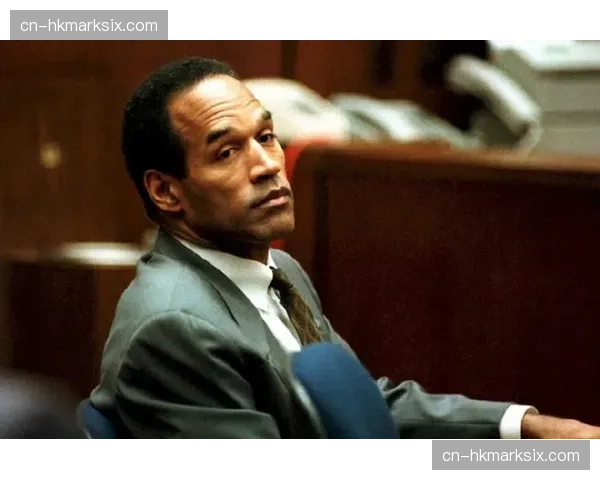 前橄榄球明星因历史性侵犯指控出庭，案件引发运动界震动