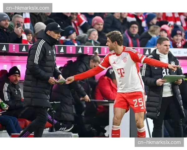 欧冠现场：拜仁球迷看台巨型Tifo致敬即将离任的图赫尔